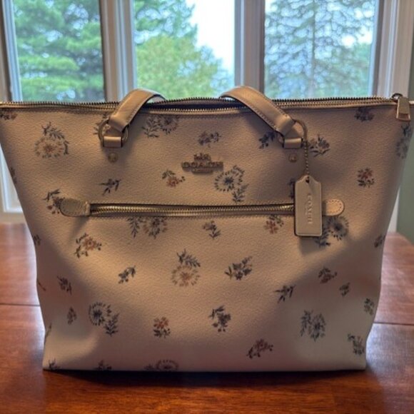 COACH Gallery Tote - Picture 1 of 8